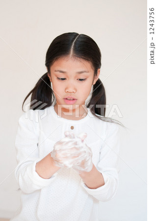 手を洗う女の子 1243756
