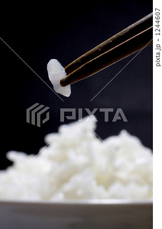 一粒のご飯をつまむイメージの写真素材