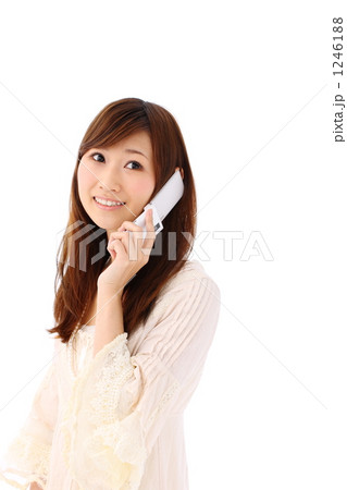 携帯電話で話す女性(振り返る) 携帯電話で話す女性(振り返る) 1246188