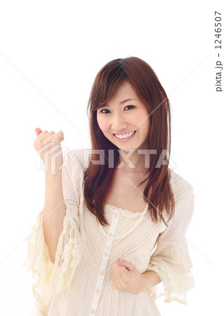 20代女性ガッツポーズ 1246507