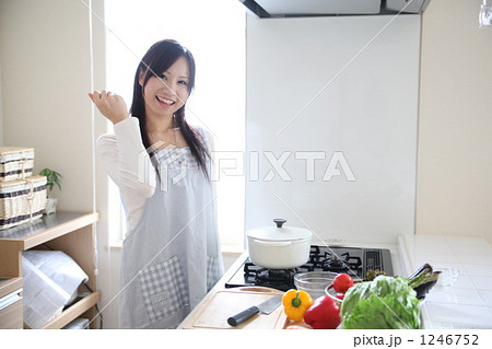 料理をする主婦 1246752