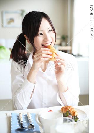 ビジネスウーマンの朝食 1246823