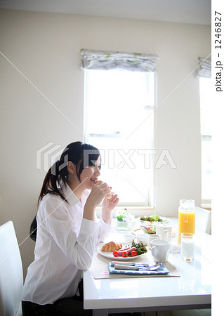 ビジネスウーマンの朝食 ビジネスウーマンの朝食 1246827