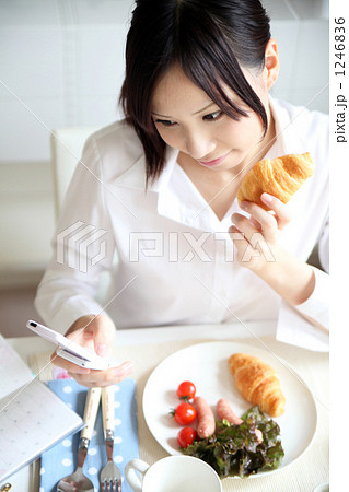 ビジネスウーマンの朝食 1246836