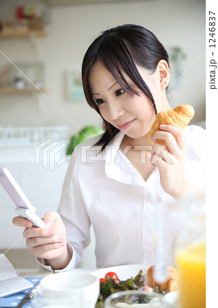 ビジネスウーマンの朝食 1246837