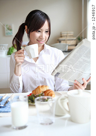 ビジネスウーマンの朝食 ビジネスウーマンの朝食 1246917