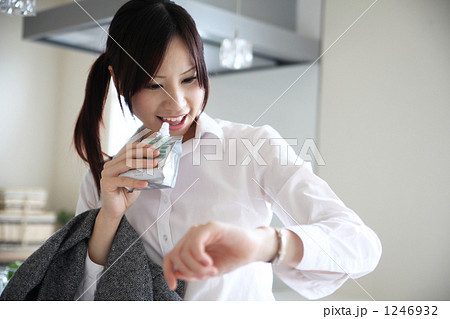 慌しい朝 1246932