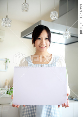 ホワイトボードを持つ主婦 1246944