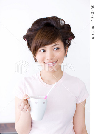 カーラーを巻いて歯を磨く女性 1248250