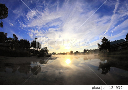 クリスタルリバーの朝焼け 1249394