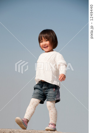 土手を散歩する女の子 1249440