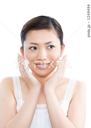 泡を頬につける女性 1249494
