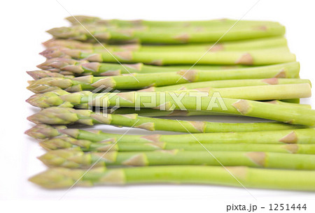 瑞々しいグリーンのアスパラガス。 1251444
