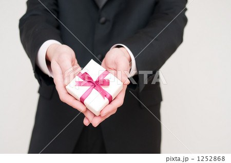 プレゼントを持つ男性の手元 1252868