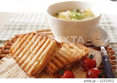 手作りパンでパニーニ 1252952