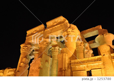 エジプト コムオンボ神殿のライトアップの写真素材