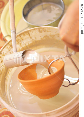 陶芸教室やシニアライフの陶芸イメージに。 1256570