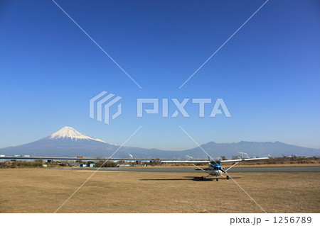 富士山と小型飛行機 1256789