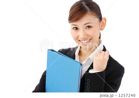 ファイルを抱える女性 1257240