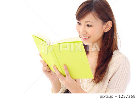 本を読む女性の写真素材