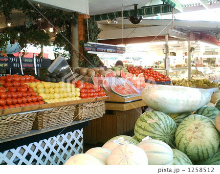 ロサンゼルスのファーマーズマーケット　フルーツ売り場 1258512