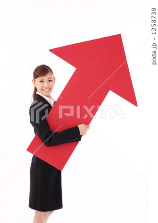 矢印持つ女性（売上げ上昇・景気回復・指示イメージ） 1258739