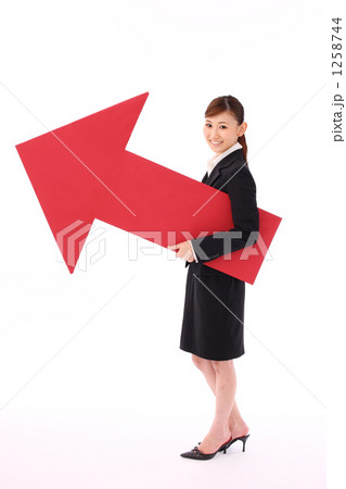 矢印持つ女性（売上げ上昇・景気回復・指示イメージ） 1258744