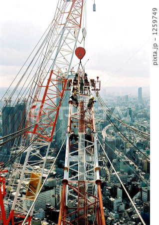 超高層ビルのタワークレーン解体作業中 1259749