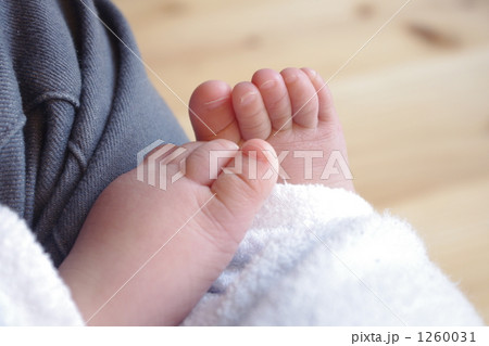 胡坐の中に抱っこされた赤ちゃんの足 胡坐の中に抱っこされた赤ちゃんの足 1260031