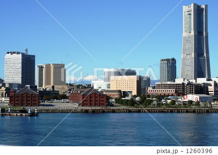 富士山を望むみなとみらい 1260396