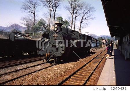 駅で寛ぐＳＬと女学生　昭和40年　御殿場線松田駅 1260421