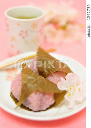 ひな祭や花見のイメージに、淡いピンクの桜餅。 1262759