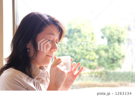 コーヒーの香りを楽しむ女性 1263134