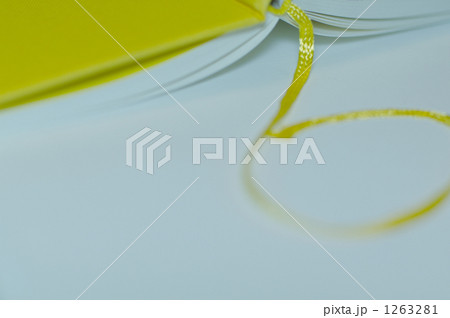 開いてふせた本 1263281