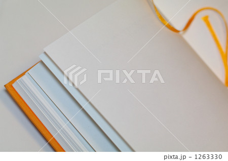 開いた本 1263330