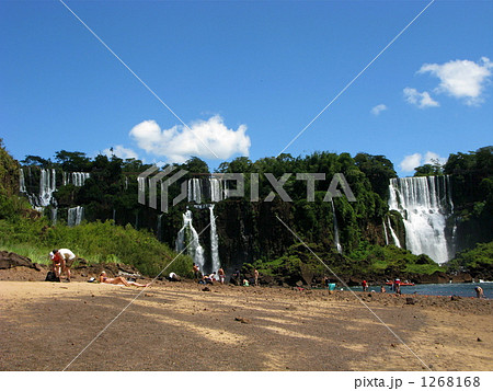 イグアスの滝で日光浴 1268168