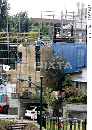 プレハブ工法で外壁をクレーンで取り付ける プレハブ工法で外壁をクレーンで取り付ける 1268688