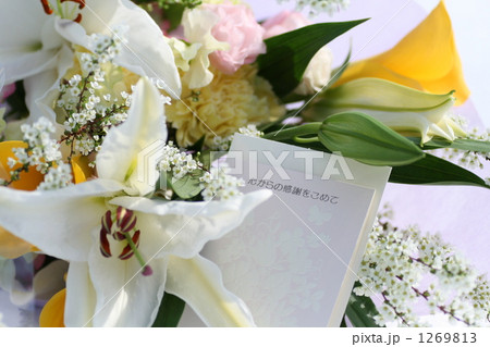 母の日に花束にカードを添えてプレゼント 1269813