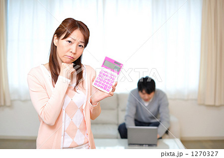 節約に取り組む夫婦 1270327