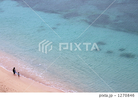 波打ち際を歩く親子 波打ち際を歩く親子 1270846