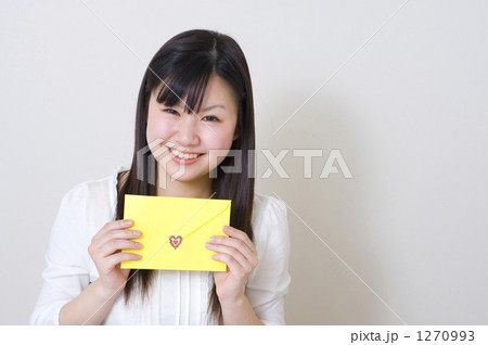 ラブレターを持つ女の子 1270993