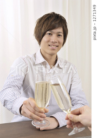 シャンパンで乾杯 シャンパンで乾杯 1271349