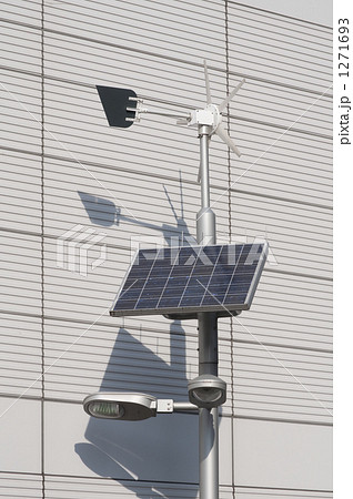 ソーラーパネルと風力発電を利用した街灯 ソーラーパネルと風力発電を利用した街灯 1271693