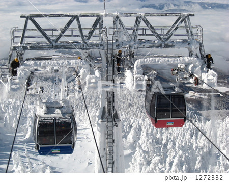 冬山のケーブルを保守する 1272332