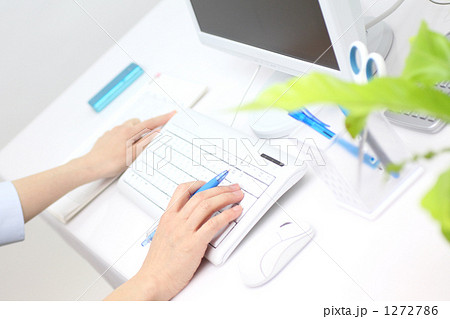 緑のあるオフィスデスクと女性オペレーターの手　５ 1272786