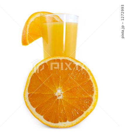 オレンジ 果汁 輪切り 蜜柑 オレンジ色 100 汁 鮮やか 柑橘 生搾り 果肉 フレッシュ の写真素材