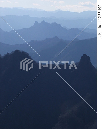 上州妙義山・白雲山から望む筆頭岩と鹿岳の水墨画的山並 上州妙義山・白雲山から望む筆頭岩と鹿岳の水墨画的山並 1273496