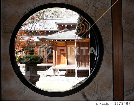 日光田母沢御用邸の丸窓から見える秋の庭 1275497