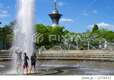 花博の噴水で遊ぶ子供達 花博の噴水で遊ぶ子供達 1279413