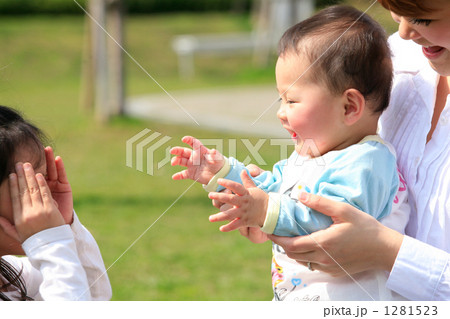 いないいないばあをする家族 いないいないばあをする家族 1281523